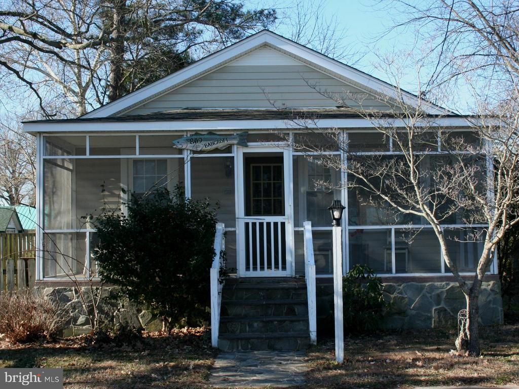 809 Bancroft Ave, Colonial Beach, VA 22443 Main Photo