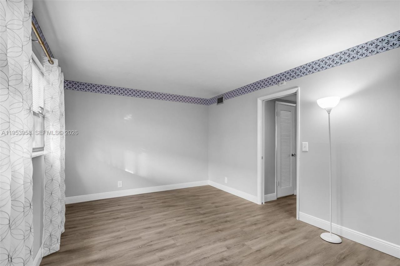 300 Layne Blvd, Unit 212, Hallandale Beach, FL 33009 Photo