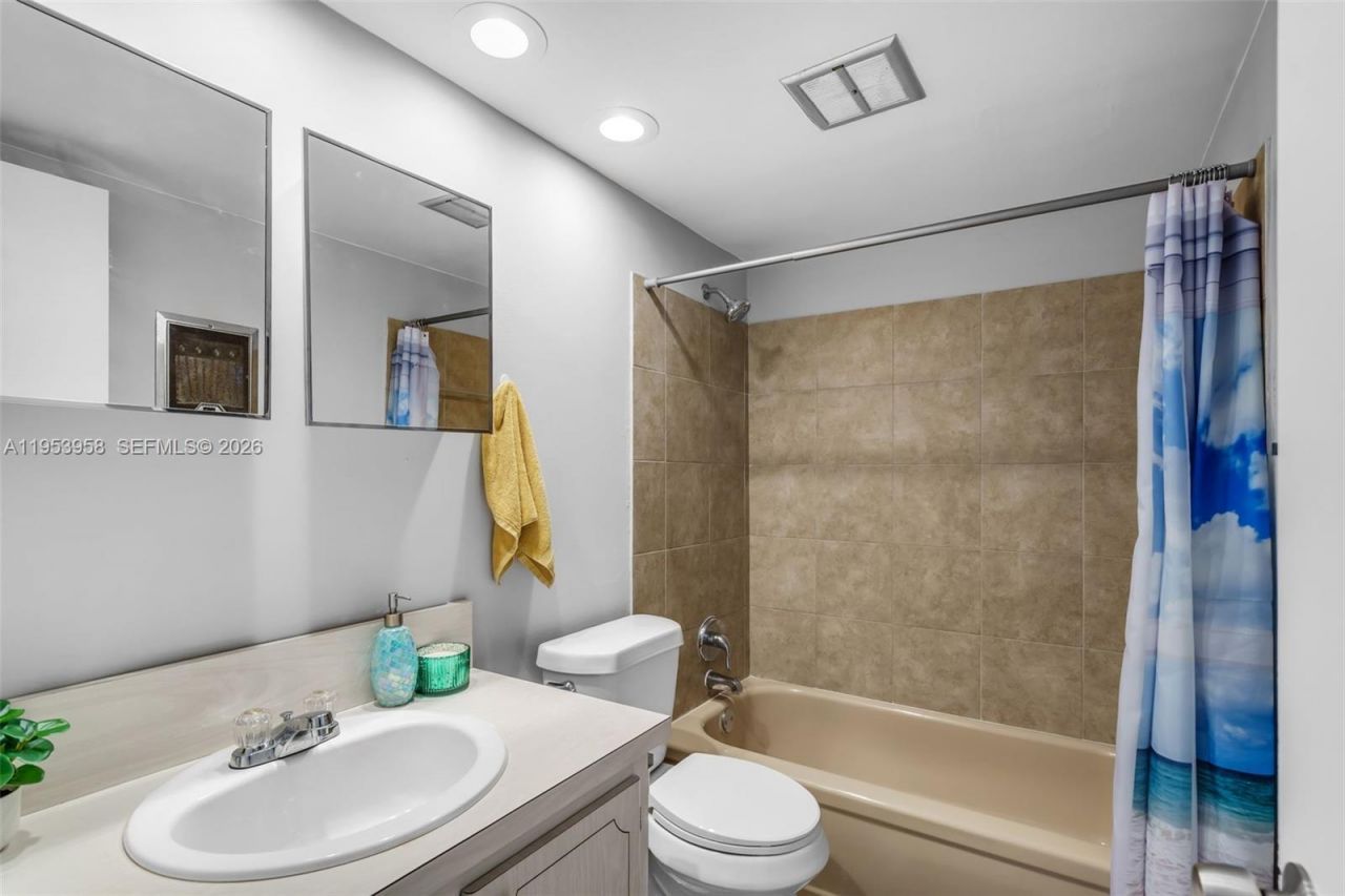 300 Layne Blvd, Unit 212, Hallandale Beach, FL 33009 Photo