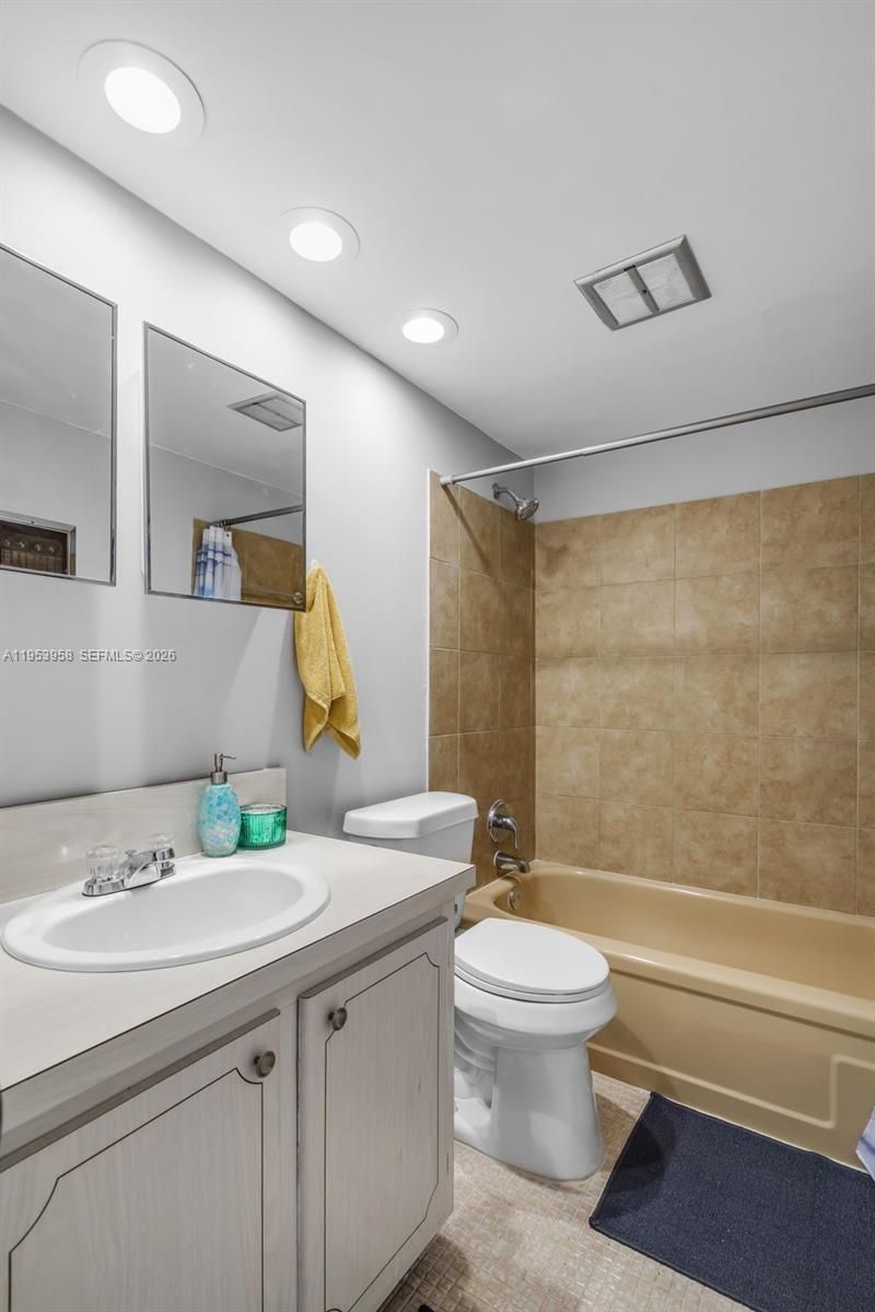 300 Layne Blvd, Unit 212, Hallandale Beach, FL 33009 Photo