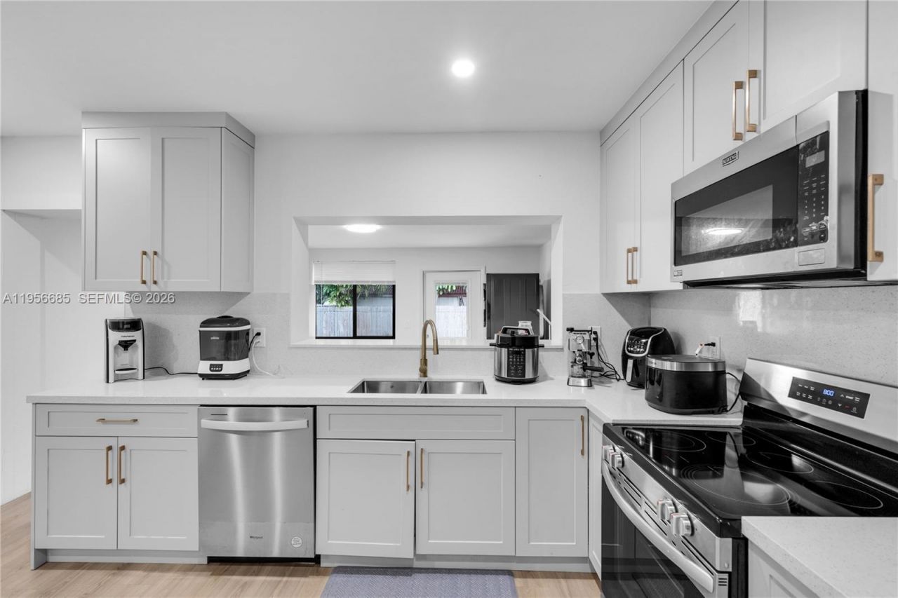 911 NW 138th St, Miami, FL 33168 Photo