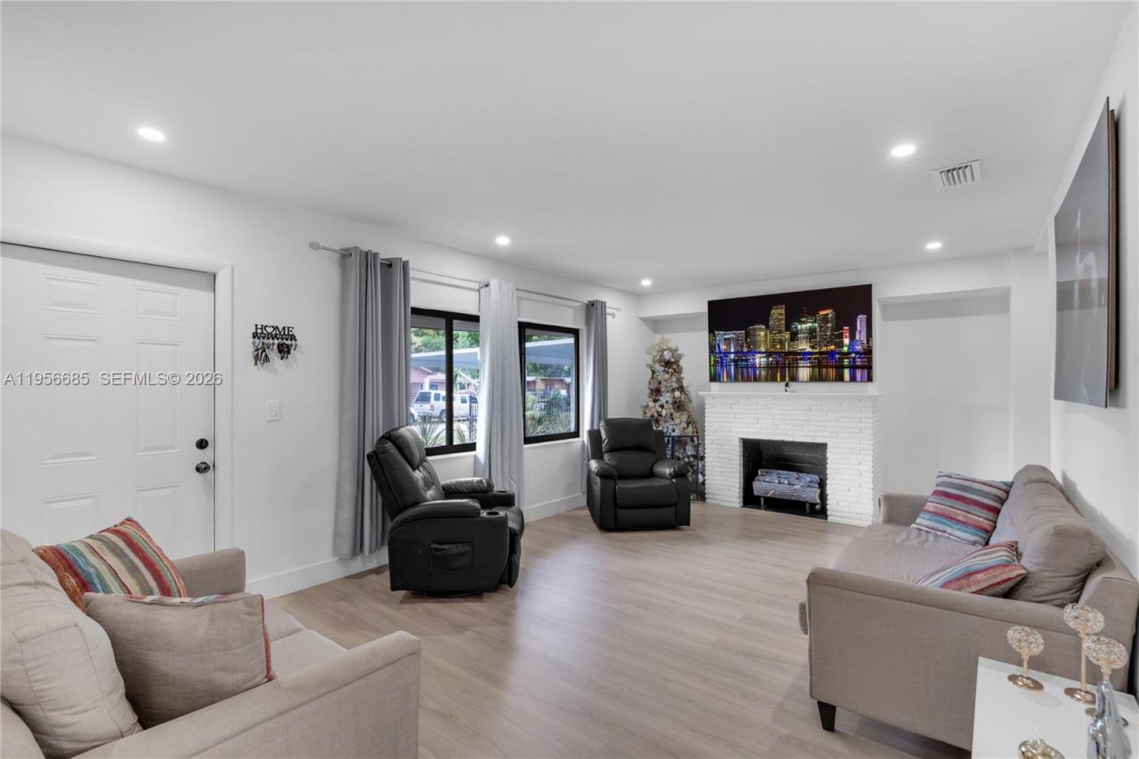 911 NW 138th St, Miami, FL 33168 Photo