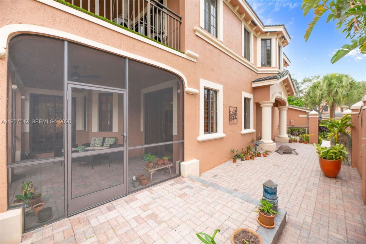 2742 NE Kinsington Cir, Unit 24-1, Weston, FL 33332 Photo