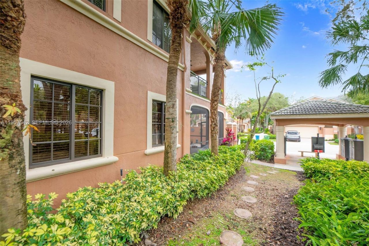 2742 NE Kinsington Cir, Unit 24-1, Weston, FL 33332 Photo