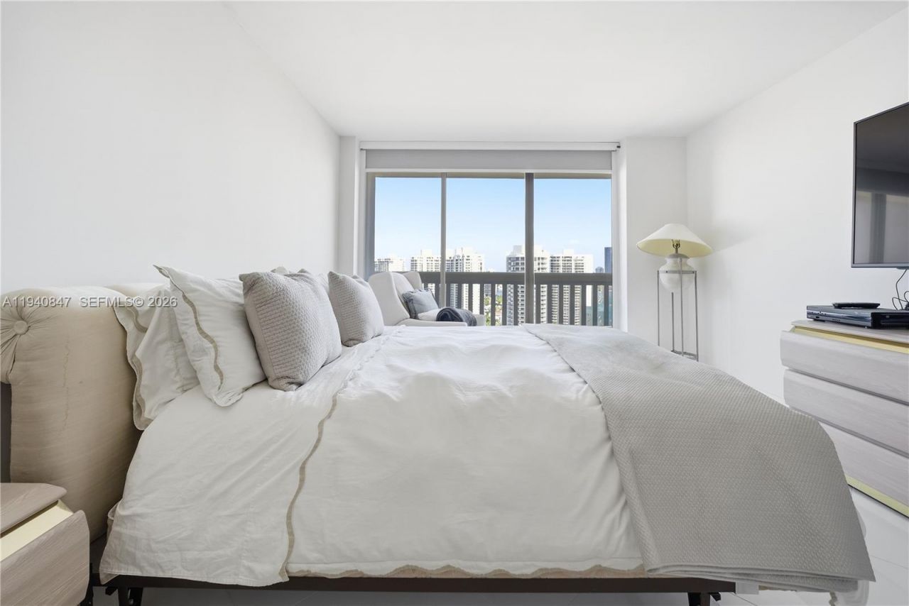 1000 W Island Blvd , Unit 2806, Aventura, FL 33160 Photo