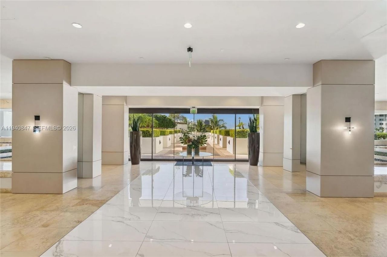 1000 W Island Blvd , Unit 2806, Aventura, FL 33160 Photo