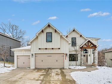 5730 Thousand Oaks Drive, Parkville, MO 64152