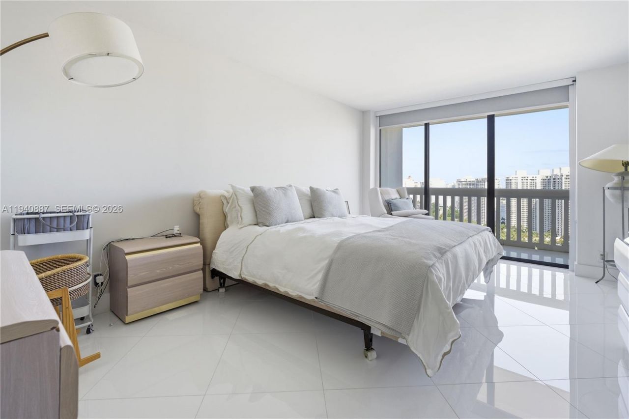 1000 W Island Blvd, Unit 2806, Aventura, FL 33160 Photo