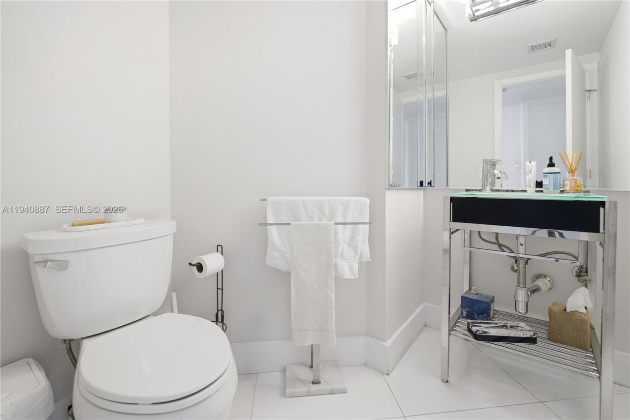 1000 W Island Blvd, Unit 2806, Aventura, FL 33160 Photo