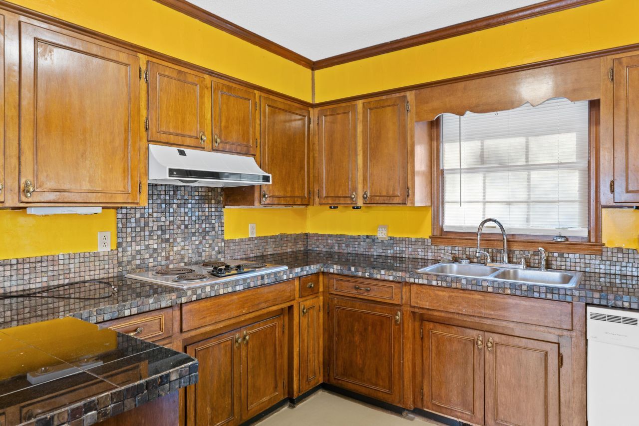 2060 Longwood Drive Photo 10