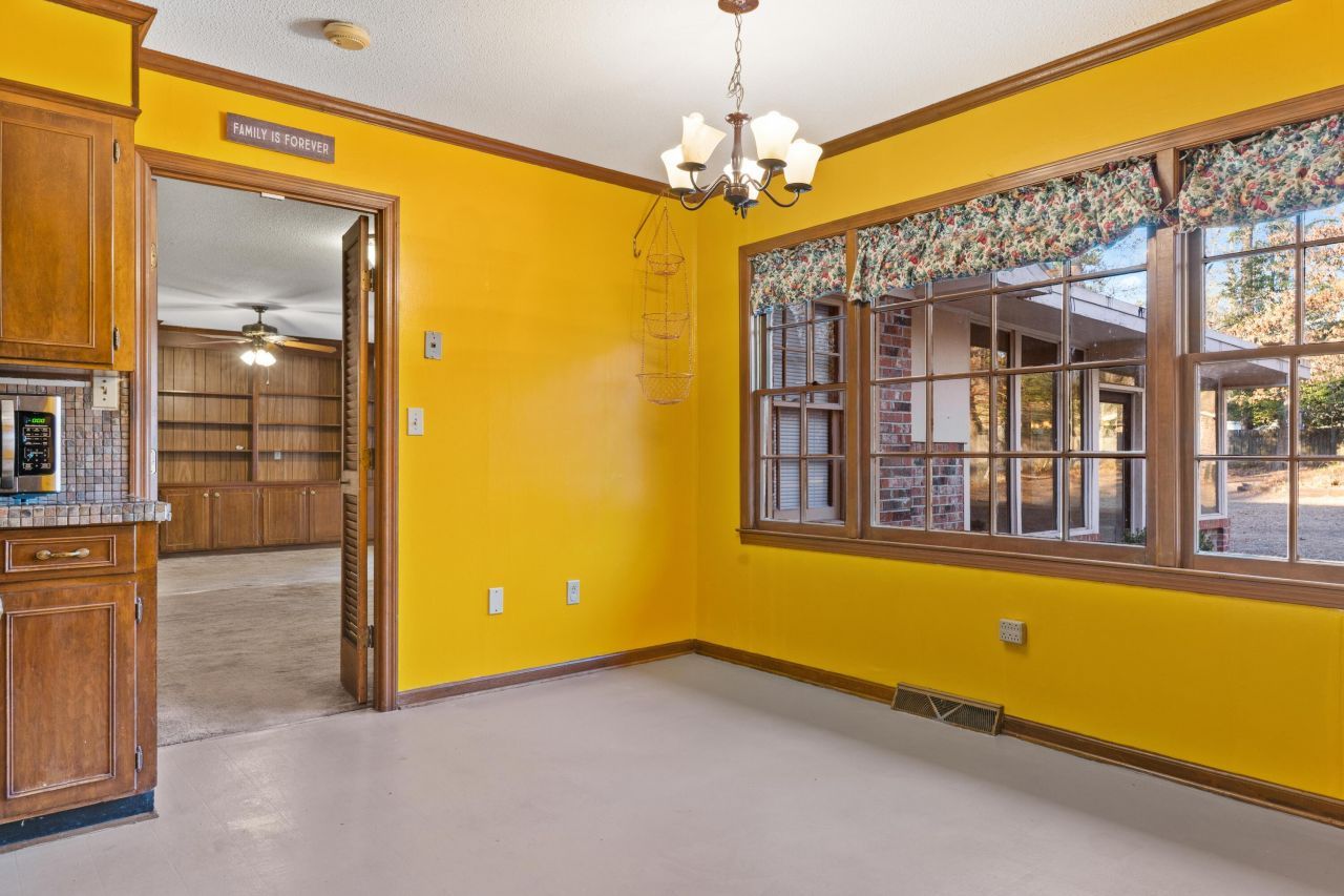 2060 Longwood Drive Photo 13