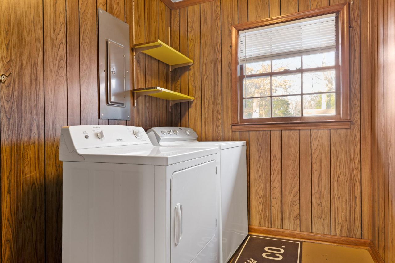 2060 Longwood Drive Photo 14