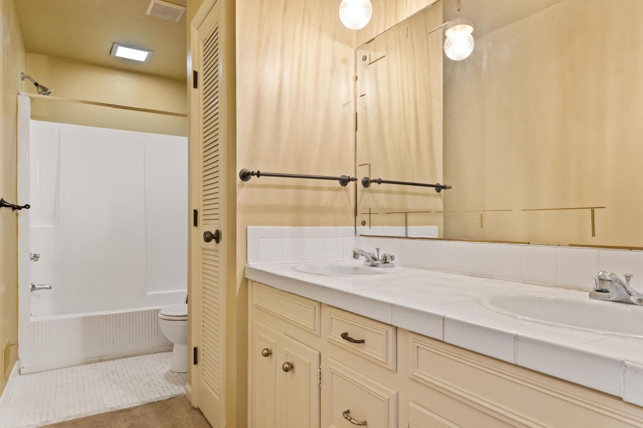 2060 Longwood Drive Photo 19