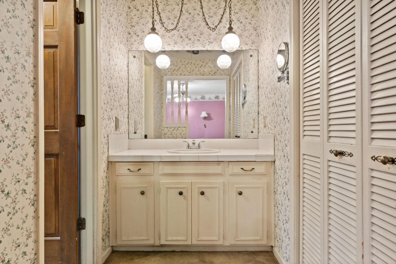 2060 Longwood Drive Photo 21