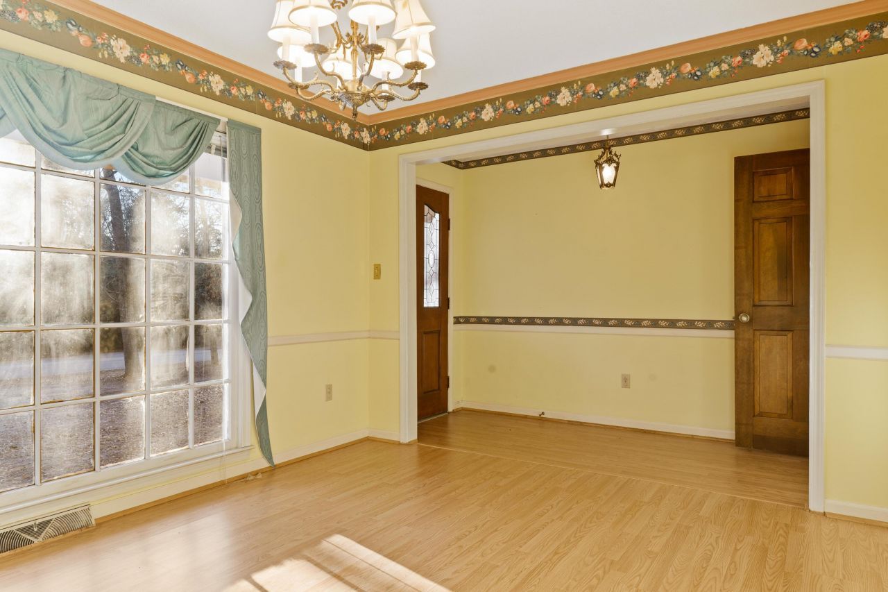 2060 Longwood Drive Photo 4