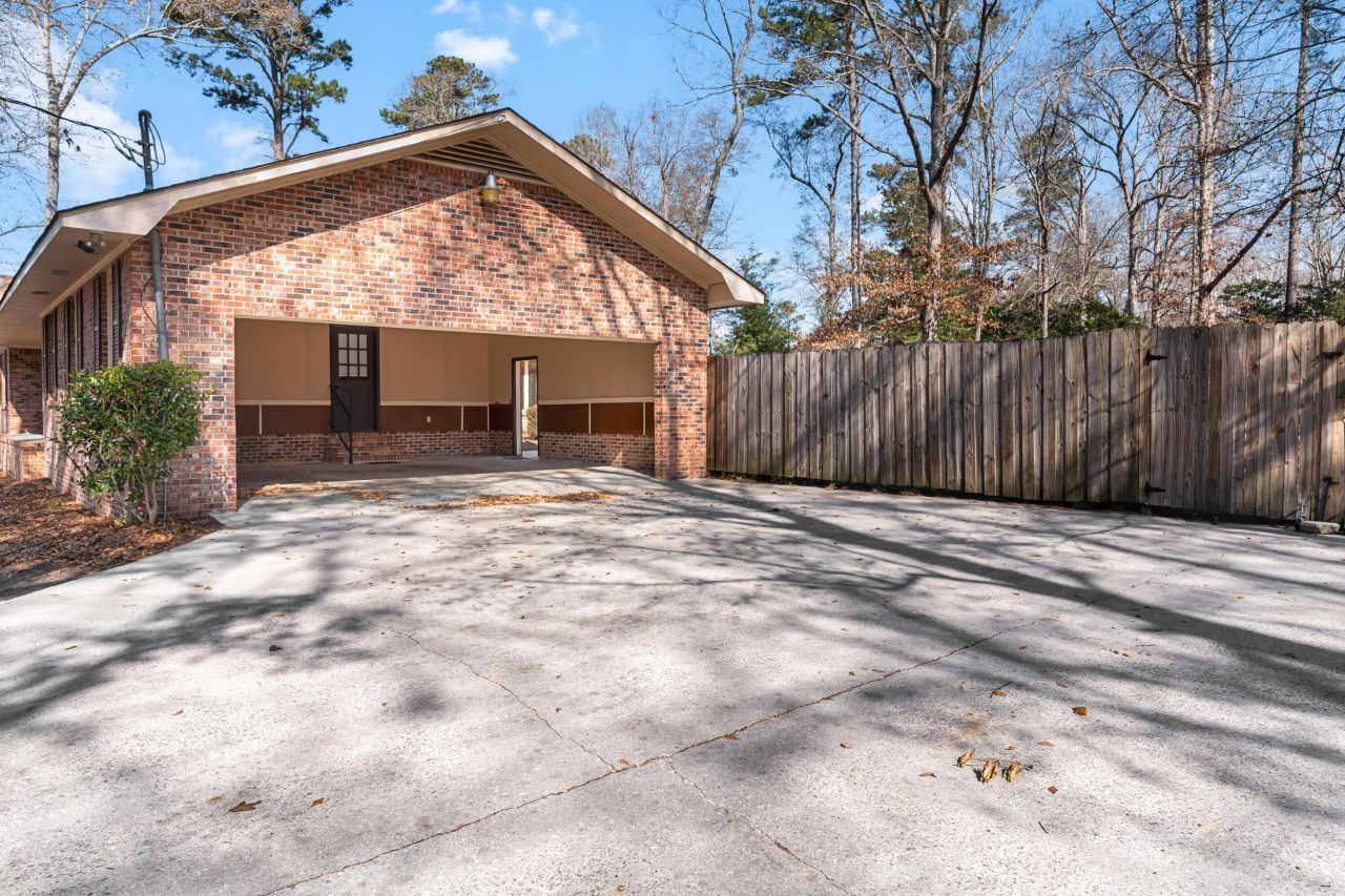 2060 Longwood Drive Photo 5