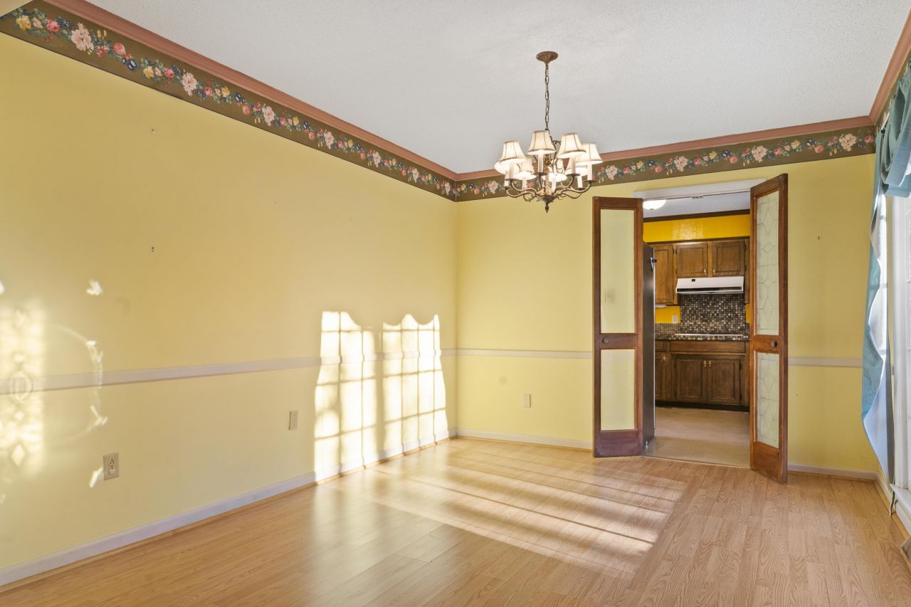 2060 Longwood Drive Photo 6