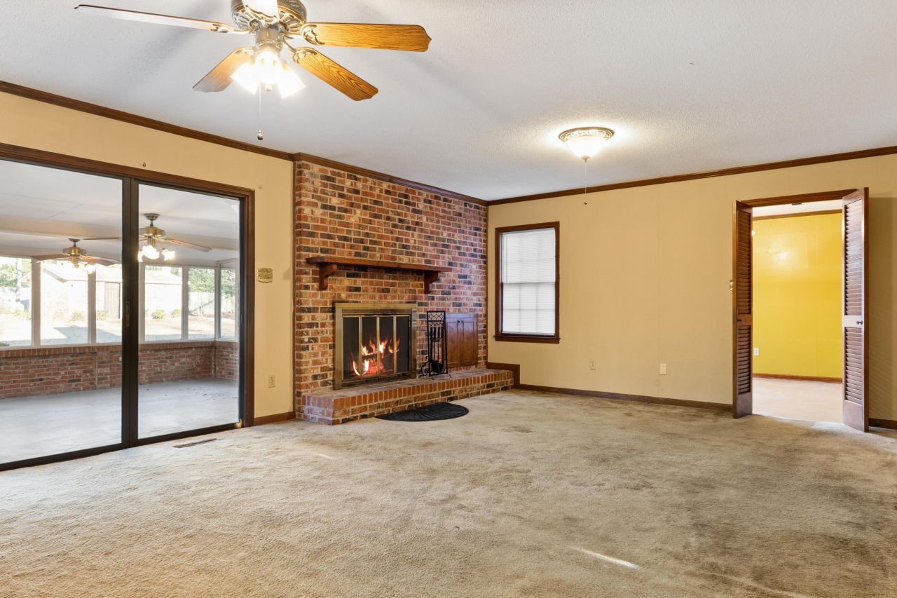 2060 Longwood Drive Photo 8