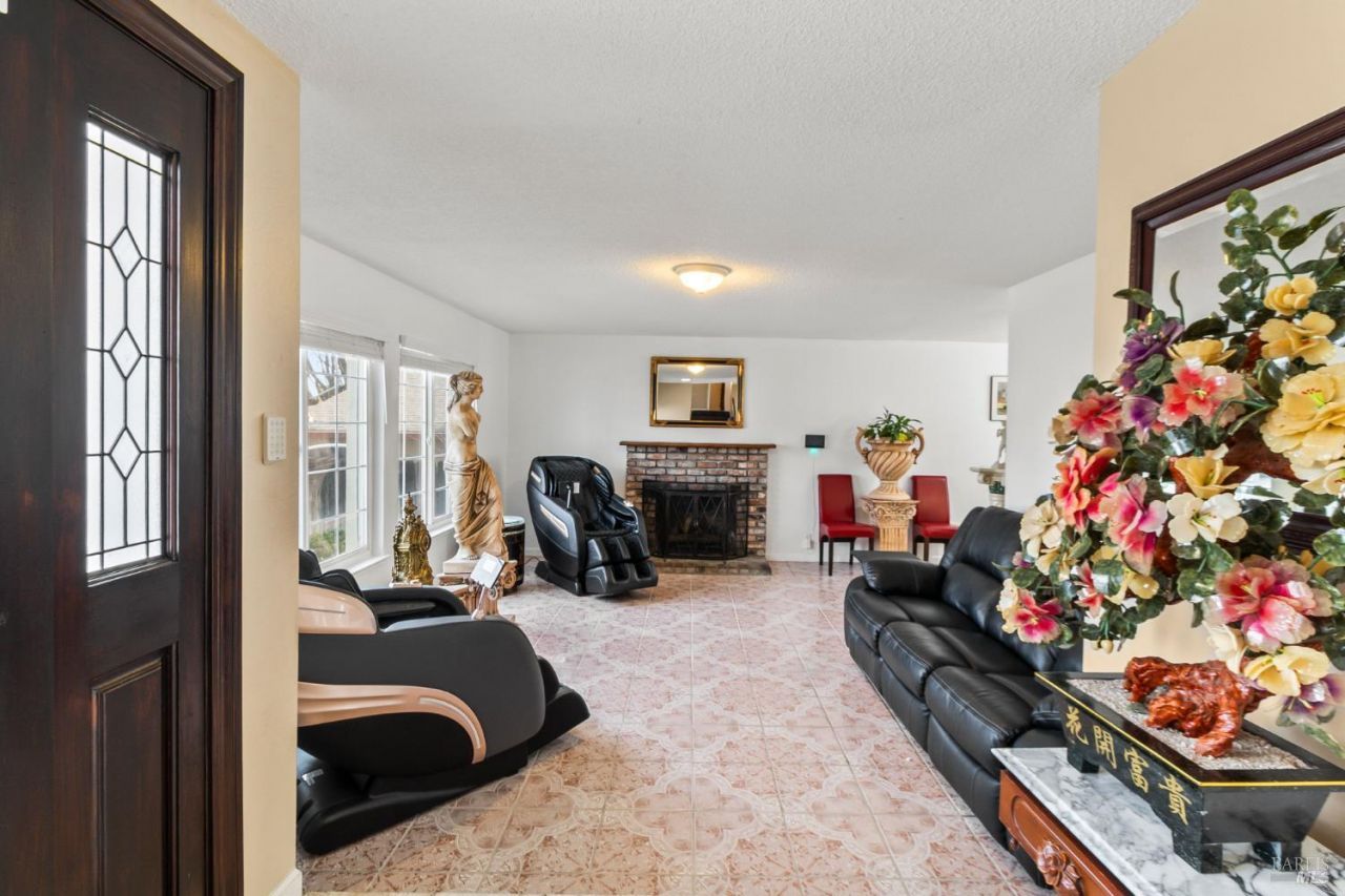 160 Bristol Drive, Vacaville, CA 95687 Main Photo