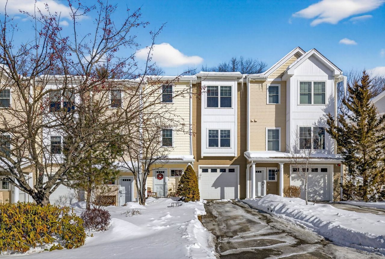 63 Woodview Way, Manchester, NH 03102 Main Photo