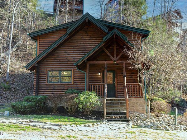 644 Gatlinburg Falls Way, Gatlinburg, TN 37738