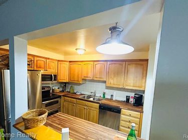 28418 W 8 Mile Road, Farmington Hills, MI 48336