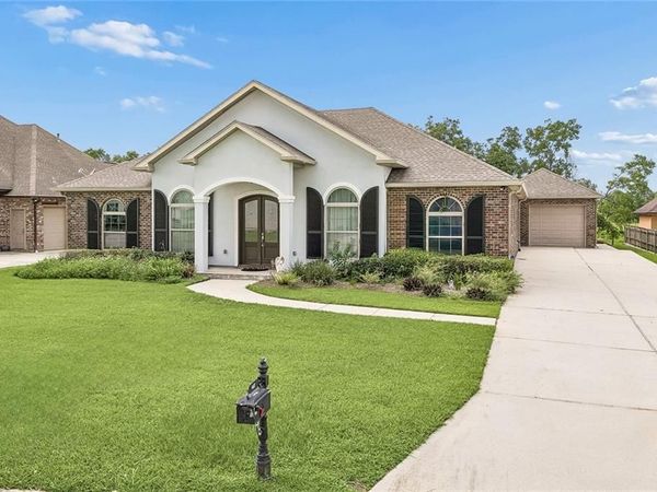 142 CHAPEL HILL Drive, Belle Chasse, LA 70037