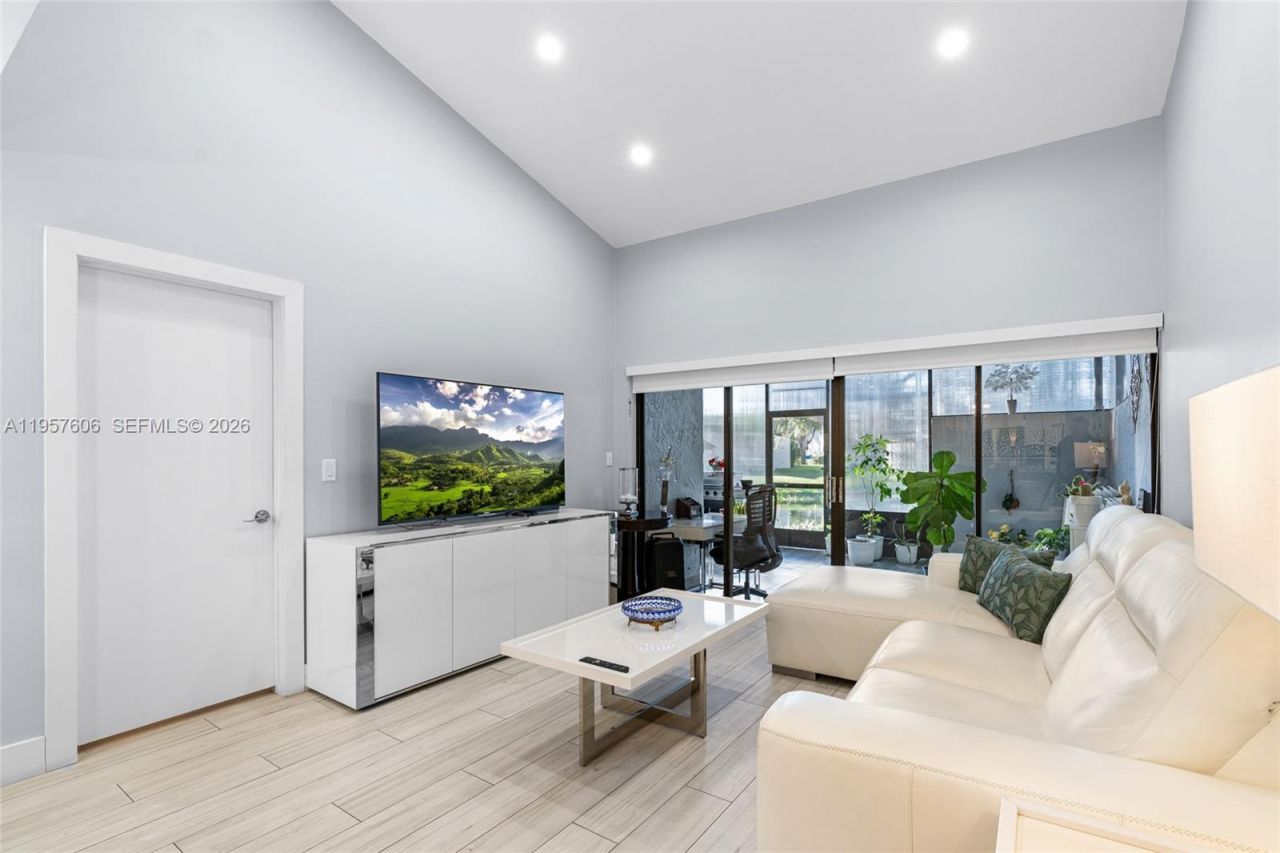 1064 NW 97th Ave, Pembroke Pines, FL 33024 Photo