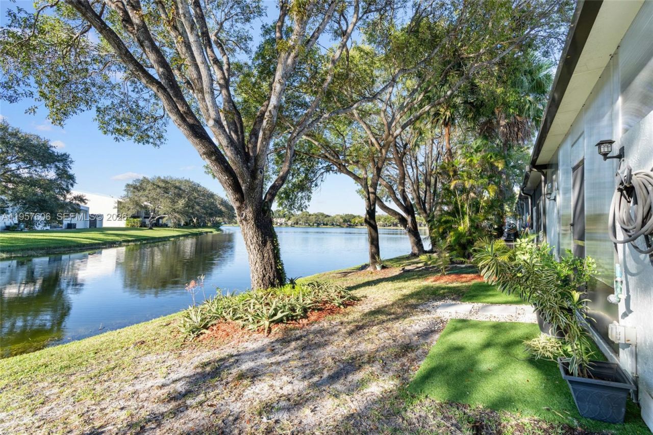 1064 NW 97th Ave, Pembroke Pines, FL 33024 Photo