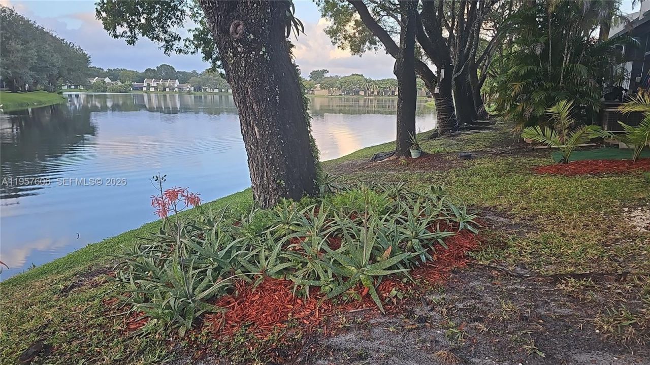 1064 NW 97th Ave, Pembroke Pines, FL 33024 Photo