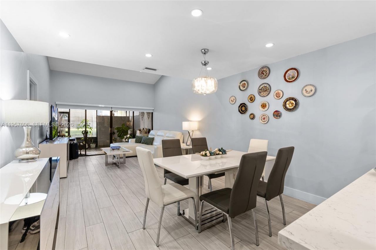 1064 NW 97th Ave, Pembroke Pines, FL 33024 Photo