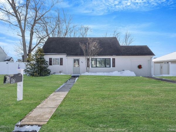 90 Winchester Drive, Lindenhurst, NY 11757