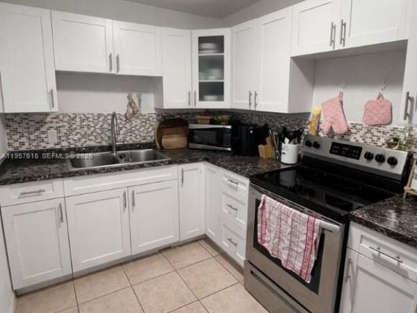 9459 SW 76th St, Unit R8, Miami, FL 33173