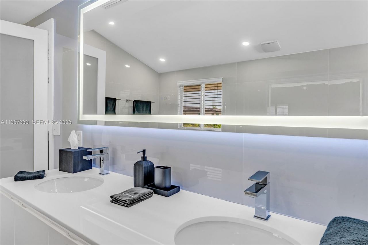 90 N Bounty Ln, Key Largo, FL 33037 Photo