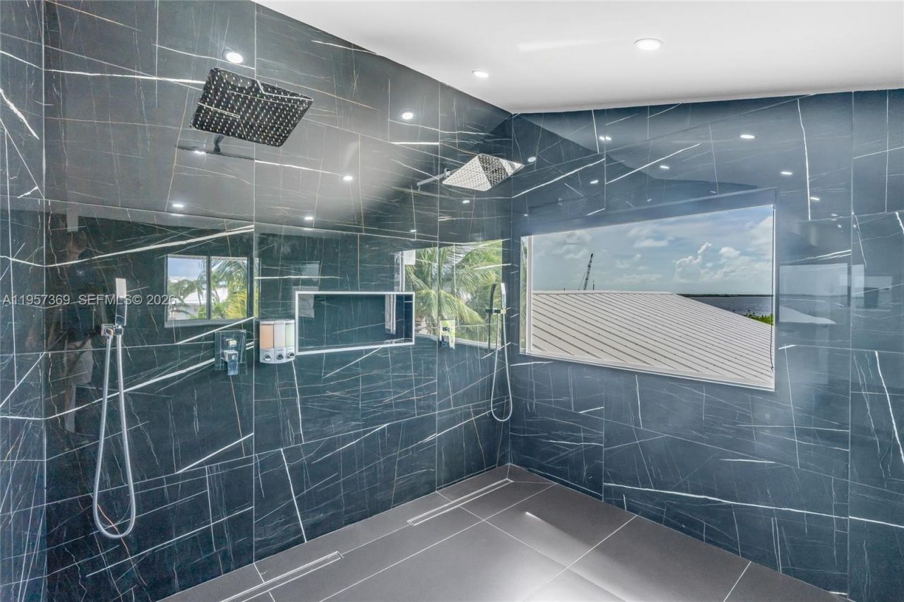 90 N Bounty Ln, Key Largo, FL 33037 Photo