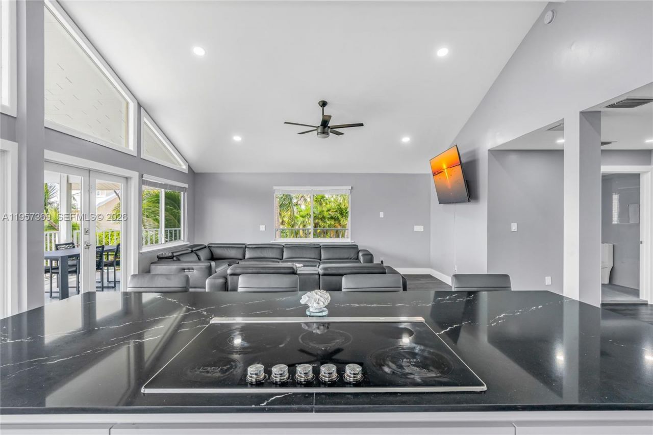 90 N Bounty Ln, Key Largo, FL 33037 Photo