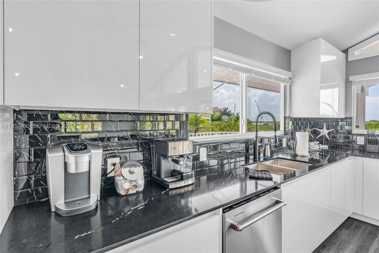 90 N Bounty Ln , Unit 90, Key Largo, FL 33037 Photo