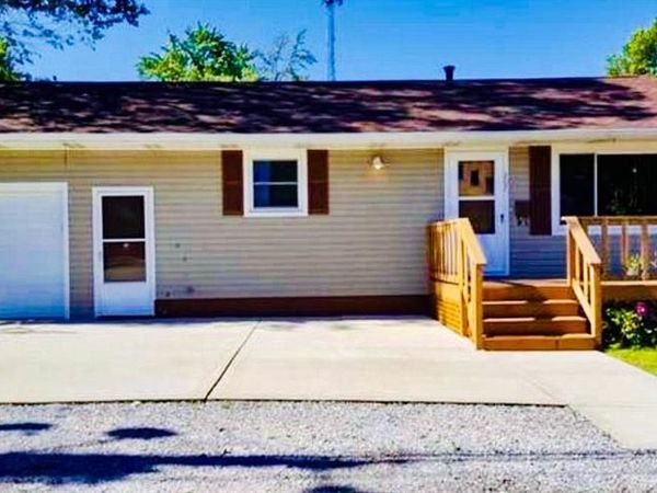 207 E High Street, Troy, IL 62294