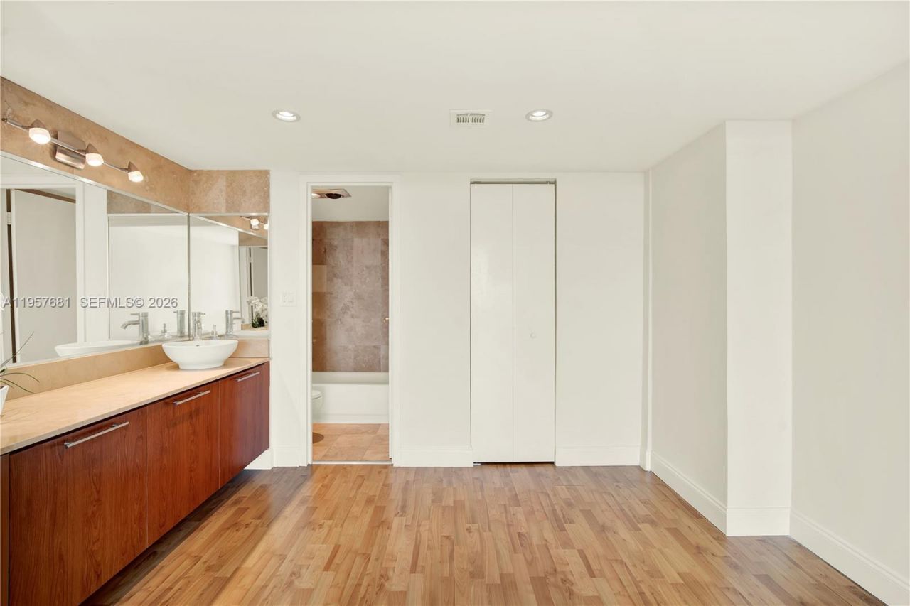 100 S Bayview Dr, Unit 1222, Sunny Isles Beach, FL 33160 Photo