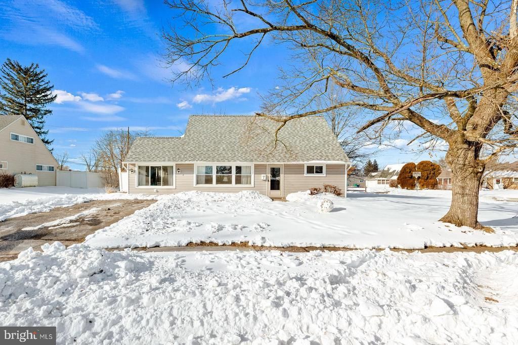 2 Norman Avenue, Levittown, PA 19055 Main Photo