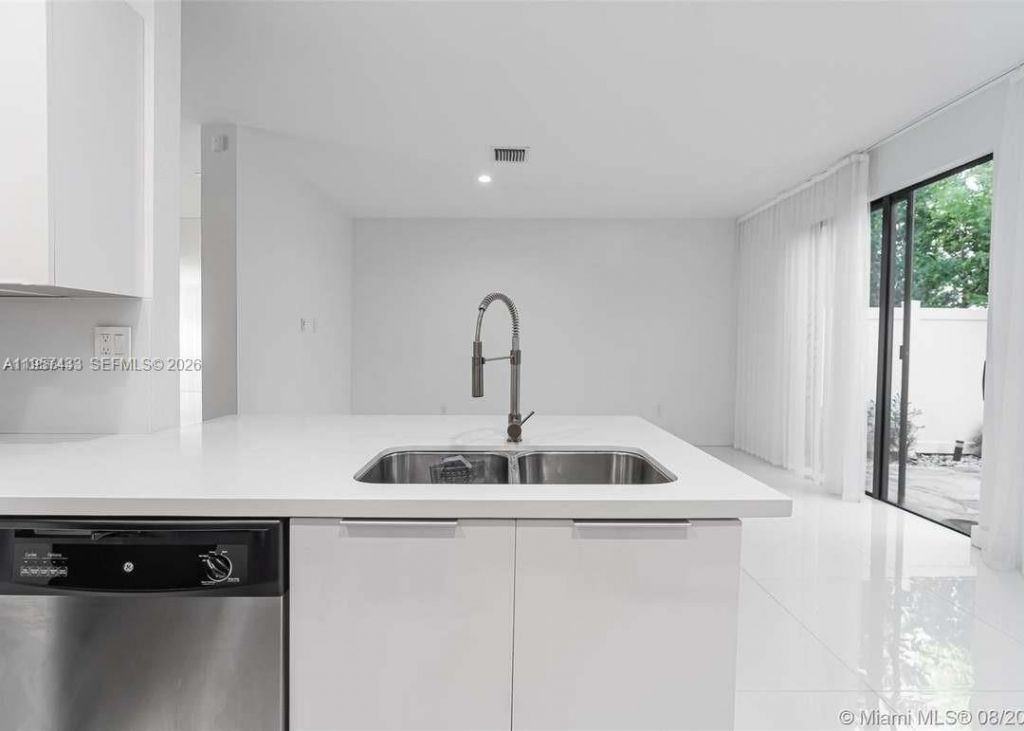 10301 W 32nd Ln, Hialeah, FL 33018 Photo