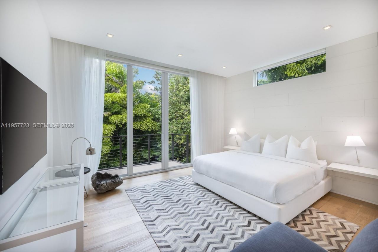 335 W 46th St, Miami Beach, FL 33140 Photo