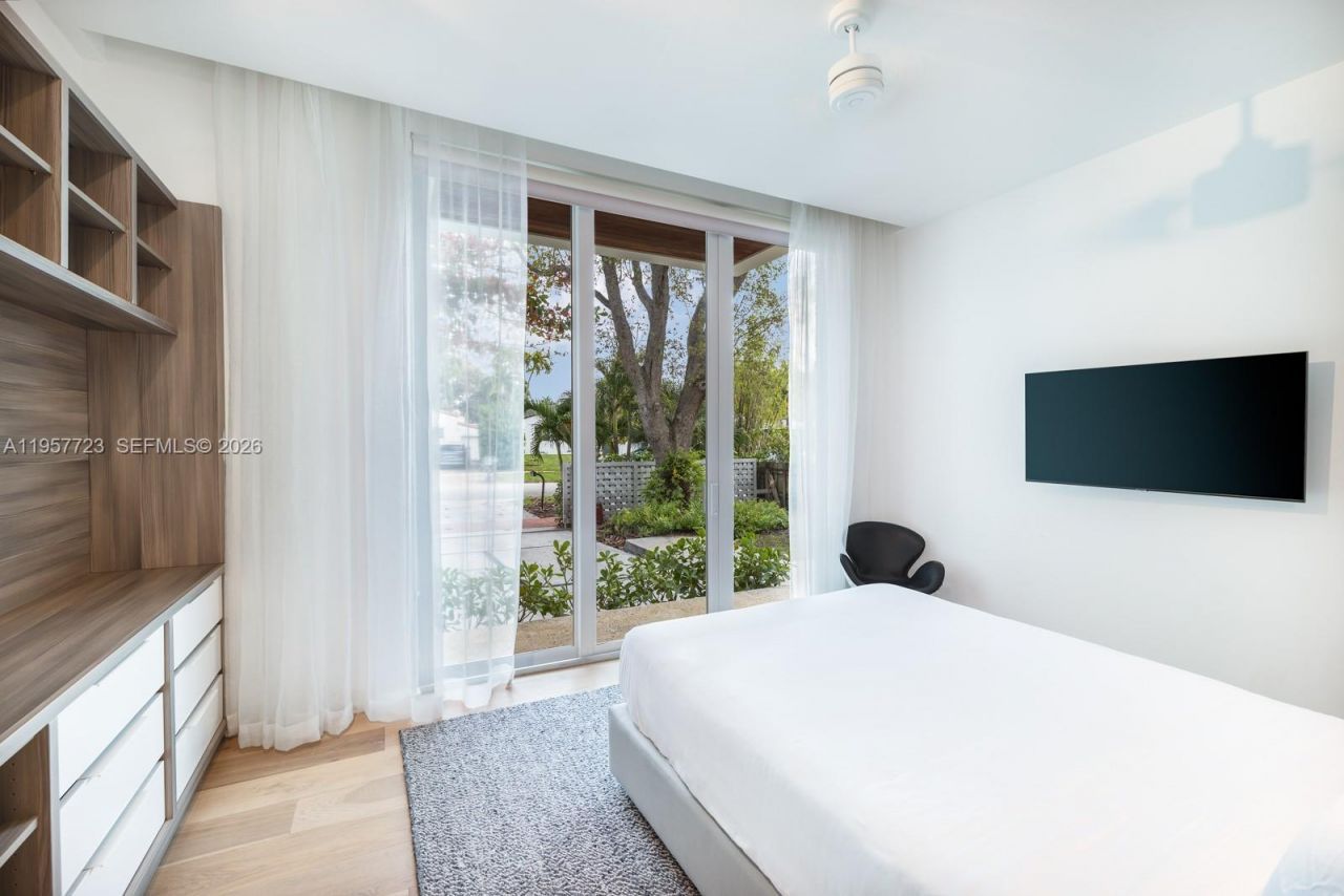 335 W 46th St, Miami Beach, FL 33140 Photo