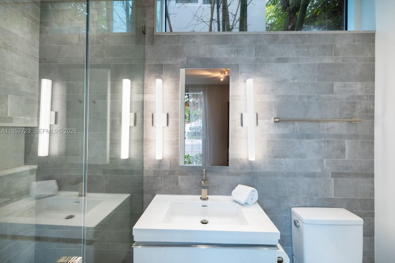 335 W 46th St, Miami Beach, FL 33140 Photo