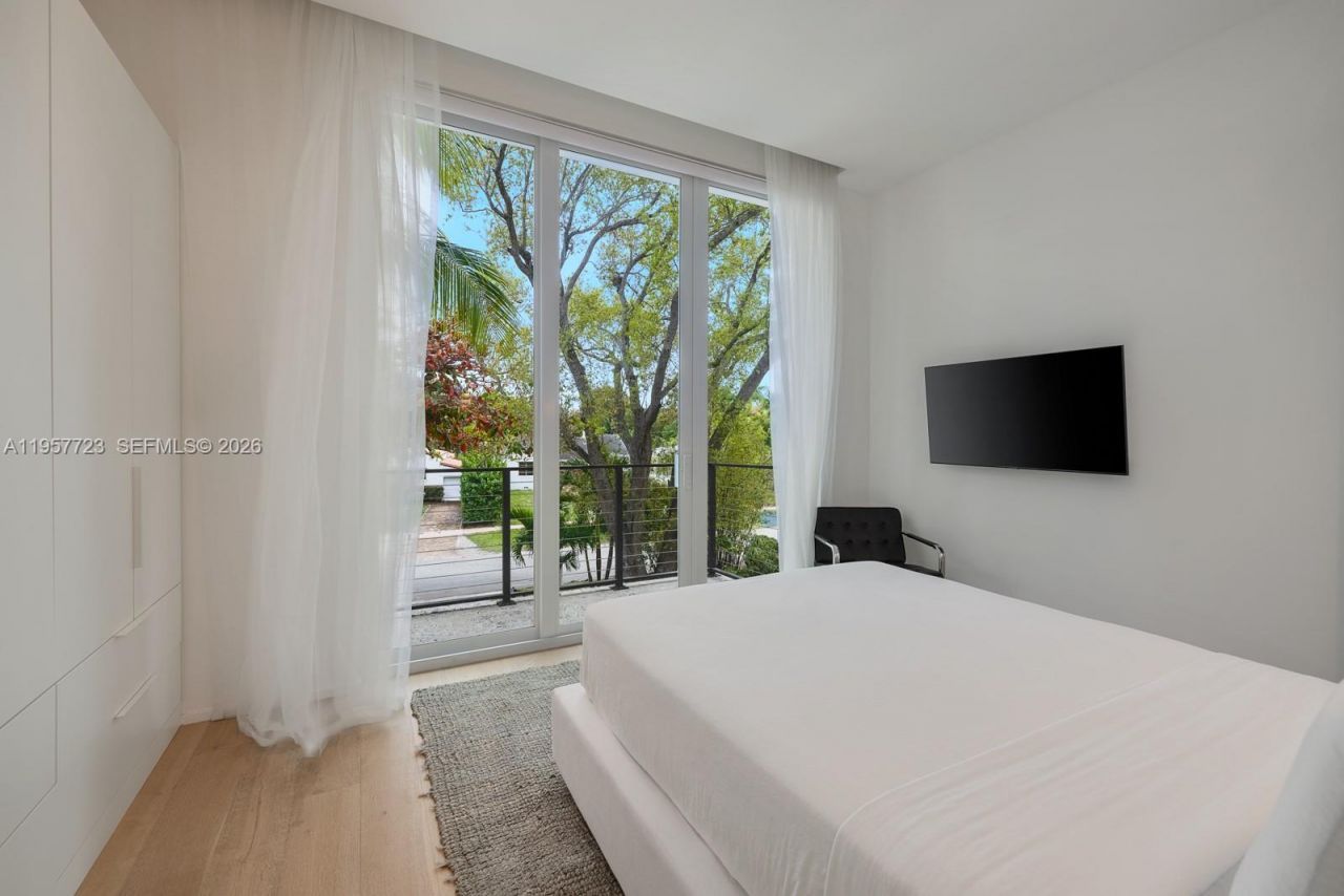 335 W 46th St, Miami Beach, FL 33140 Photo