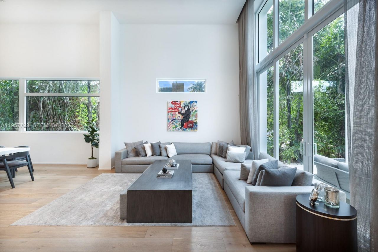 335 W 46th St, Miami Beach, FL 33140 Photo