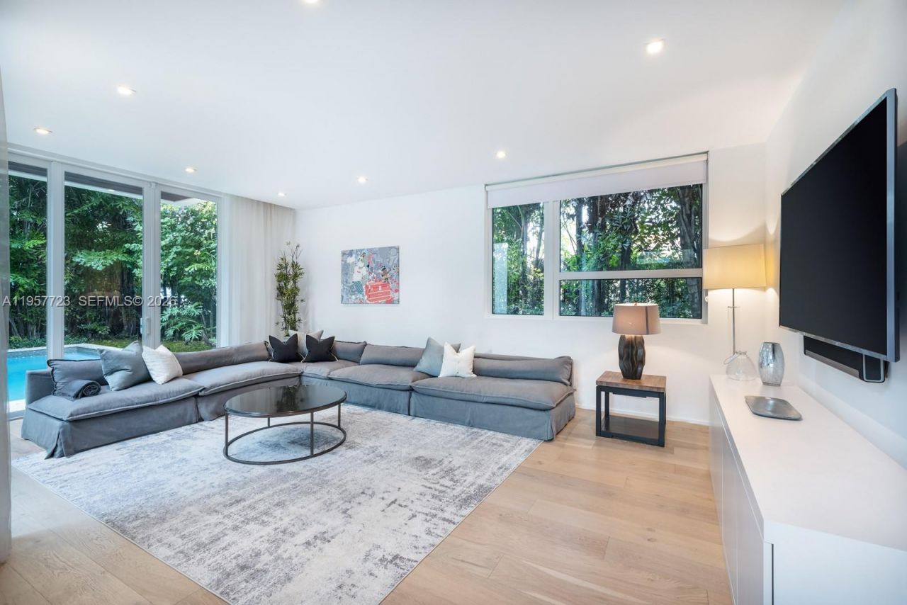 335 W 46th St, Miami Beach, FL 33140 Photo