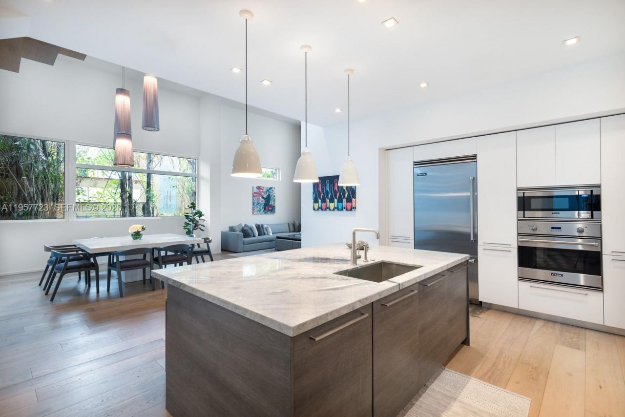 335 W 46th St, Miami Beach, FL 33140 Photo