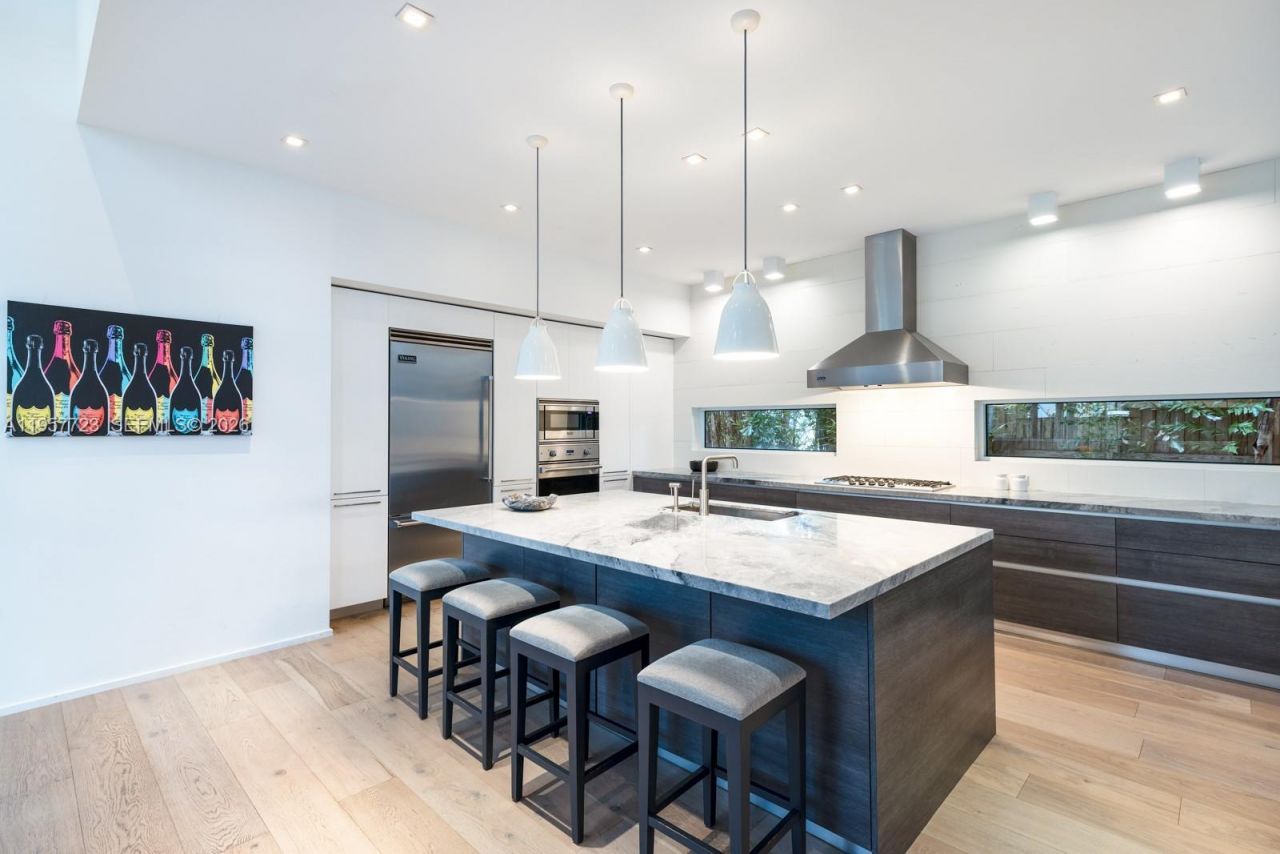 335 W 46th St, Miami Beach, FL 33140 Photo