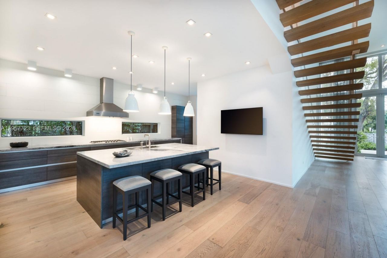 335 W 46th St, Miami Beach, FL 33140 Photo